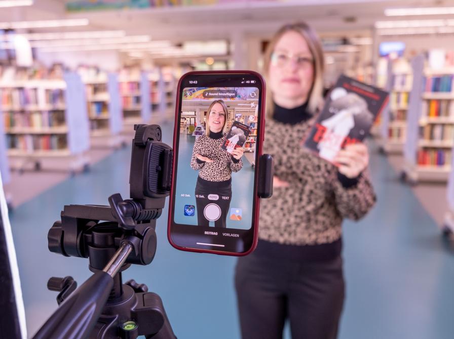 Bibliotekar Nelle Margrethe Hardt optager boganbefalinger.